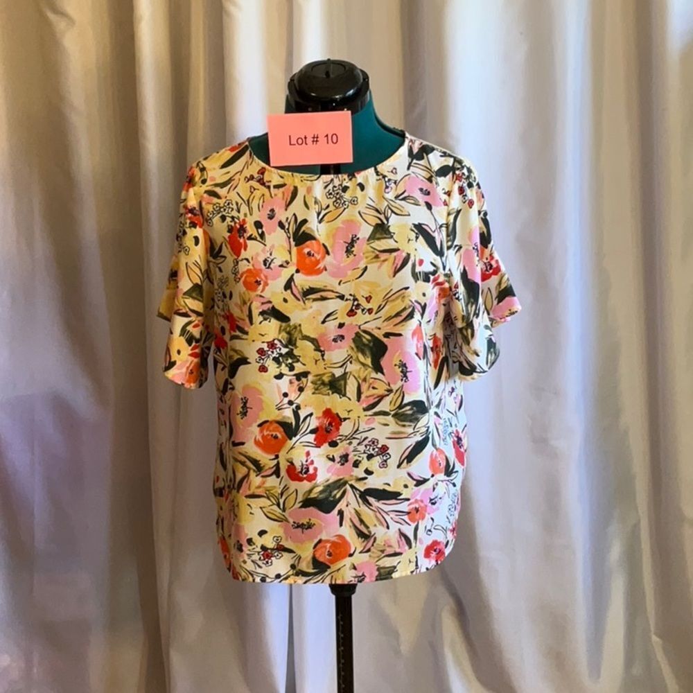 NWOT ELLEN TRACY top with ruffled short sleeves in size medium